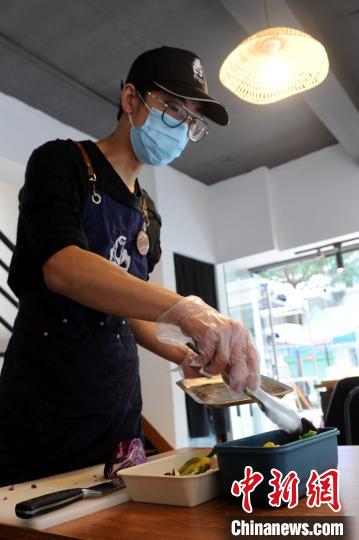 臺灣青年游平制作臺式便當。 張金川 攝