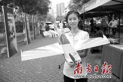 首屆深圳大學(xué)生創(chuàng)新創(chuàng)業(yè)交流會上,一位深圳職業(yè)技術(shù)學(xué)院的學(xué)生展示無人機產(chǎn)品。