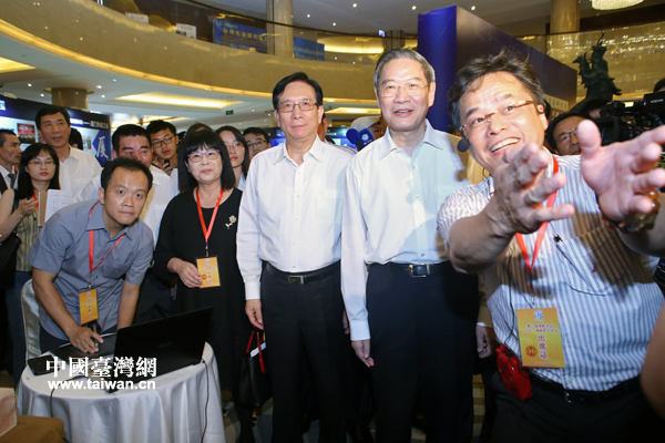 在“動漫展區”,來自臺灣的陳天賞向張志軍介紹利用紅色龍蝦殼制作的“蝦兵蝦將”。