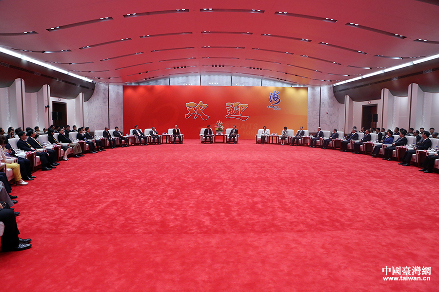 論壇開幕前,汪洋會見了出席論壇的部分兩岸嘉賓和主辦單位代表。 論壇開幕前,汪洋會見了出席論壇的部分兩岸嘉賓和主辦單位代表。