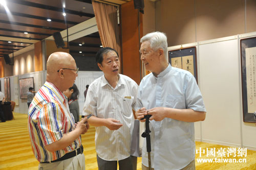 參會藝術家在展覽廳交流。 參會藝術家在展覽廳交流。