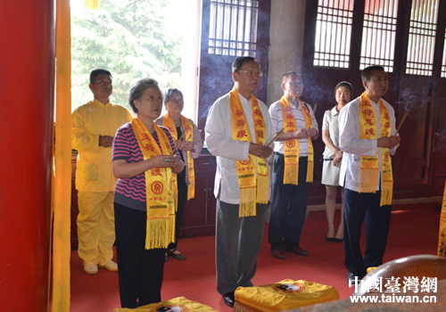 參訪團一行在涇川縣西王母宮祭拜 參訪團一行在涇川縣西王母宮祭拜