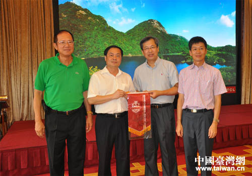 惠州市領(lǐng)導(dǎo)與臺灣新竹交通大學(xué)EMBA參訪團(tuán)一行部分成員合影留念 惠州市領(lǐng)導(dǎo)與臺灣新竹交通大學(xué)EMBA參訪團(tuán)一行部分成員合影留念