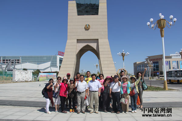 臺灣中南部基層農(nóng)會參訪團一行在中哈邊境合影留念 臺灣中南部基層農(nóng)會參訪團一行在中哈邊境合影留念