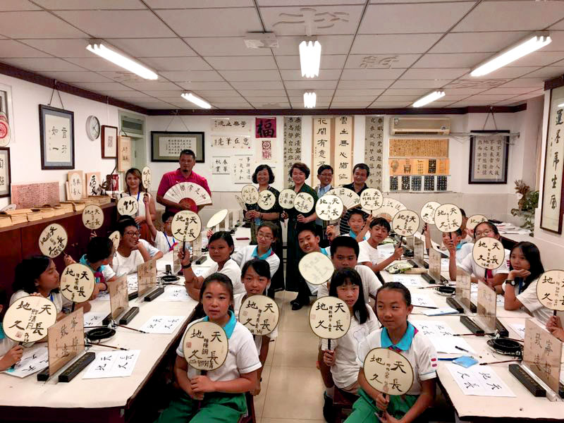 �_�|�h����С�W�c����^��һС�W������ͬչʾ������Ʒ