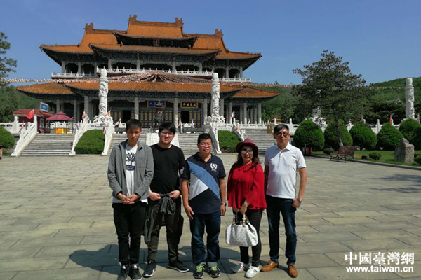 王家濱(中)一行參觀玉佛寺 王家濱(中)一行參觀玉佛寺