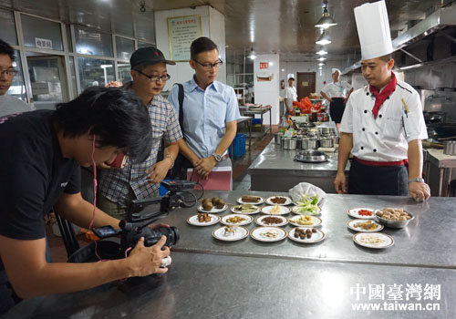 臺(tái)灣聯(lián)合報(bào)系記者團(tuán)一行采訪藥膳制作