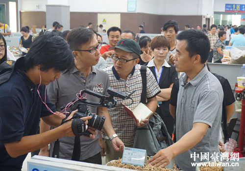 臺(tái)灣聯(lián)合報(bào)系記者團(tuán)一行采訪藥商