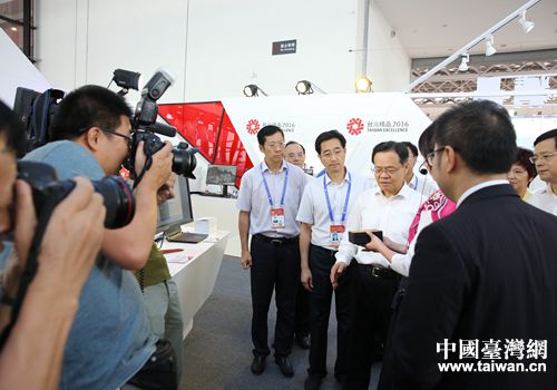 廣西壯族自治區(qū)主席陳武參觀第十三屆中國(guó)—東盟博覽會(huì)“臺(tái)灣精品展”。 廣西壯族自治區(qū)主席陳武參觀第十三屆中國(guó)—東盟博覽會(huì)“臺(tái)灣精品展”。
