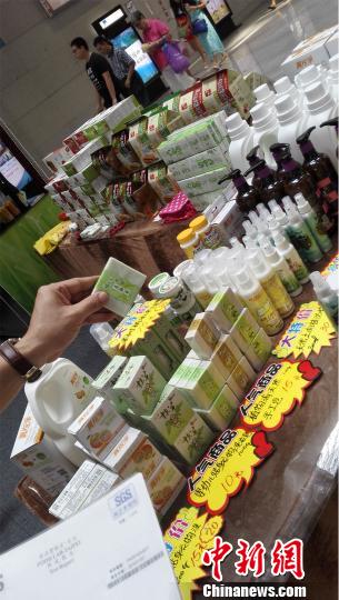 圖為臺灣特色產品亮相惠州臺灣精品博覽會。 康孝娟 攝