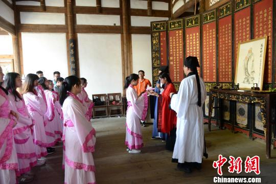 循古制行拜師禮。 王東明 攝