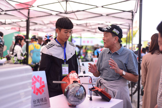 ܇���cǰ��������H1�����피���·����܇���Ɇ����ۯB�ı�yʽ�ܲ��C�������x�ҿ�UV�ġ��ï����ӡ������b��߀���ܜʴ_�ɜy�ķ�����A֪���L��Ѫ��Ӌ�����������������ṩ�o���t������c��������ġ��ɔyʽ�ă���ϵ�y�����׶�ȫ܇���ú��յȼ����p��̼�w�S���ۯB܇�ȵ����F��չƷ�լ��MĿ���·f������;��ɵ��OӋ��׌��ٝ�@������