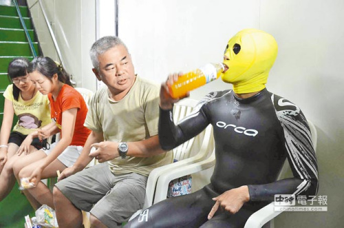 泳渡臺灣海峽選手為防止水母攻擊,接棒下水前,都戴上防水母面罩。圖右為臺灣選手黎皓云 泳渡臺灣海峽選手為防止水母攻擊,接棒下水前,都戴上防水母面罩。圖右為臺灣選手黎皓云