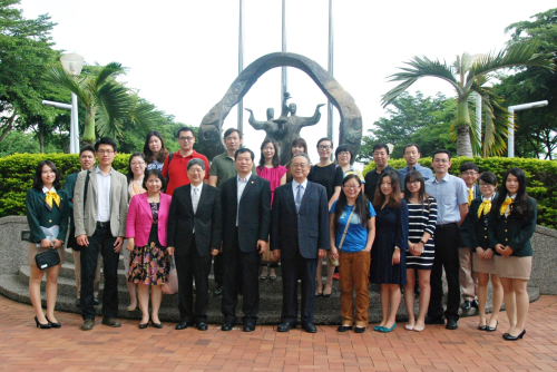 考察團于高雄餐旅大學合影。 考察團于高雄餐旅大學合影。