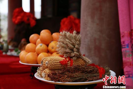 6月21日,甘肅天水卦臺山上旗幡招展,古樂悠悠,2016(丙申)年卦臺山民間祭祀伏羲典禮當(dāng)日舉行。圖為祭祀物品。 丁思 攝