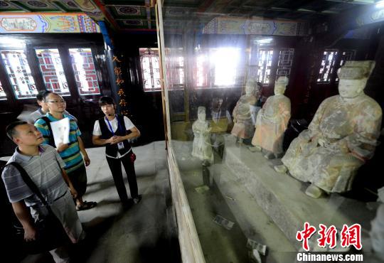 海上絲綢之路的文化遺存:長樂顯應宮內出土的鄭和泥塑像栩栩如生,吸引兩岸媒體記者目光。 劉可耕 攝 海上絲綢之路的文化遺存:長樂顯應宮內出土的鄭和泥塑像栩栩如生,吸引兩岸媒體記者目光。 劉可耕 攝