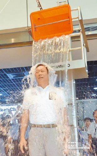 冰桶挑戰席卷全臺:郭臺銘點名林志玲穿少點(圖)