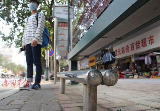 “奇葩”候車椅離地僅20厘米 相關部門將整改(圖)