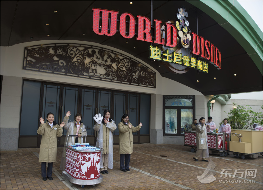 迪士尼小鎮(zhèn)開放 市民冒雨探營嘗鮮 迪士尼小鎮(zhèn)開放 市民冒雨探營嘗鮮