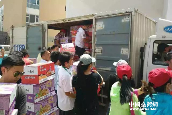 康師傅為天津濱海爆炸受災群眾送去方便面等物資