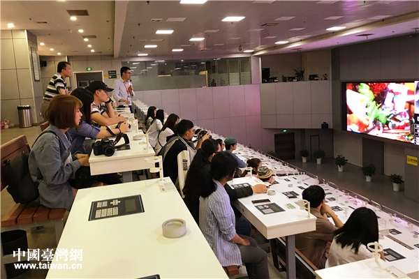 兩岸高校師生在斗南花卉電子交易中心拍賣一廳體驗鮮花拍賣交易 兩岸高校師生在斗南花卉電子交易中心拍賣一廳體驗鮮花拍賣交易