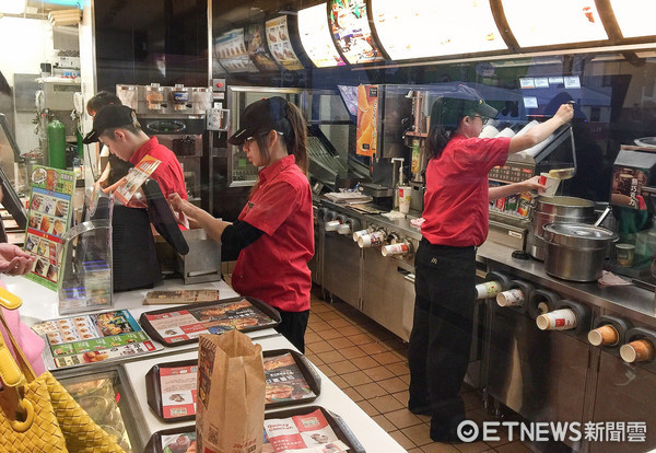 “一例一休”“修法”恐讓勞工連上12天班 勞團(tuán)怒吼 “一例一休”“修法”恐讓勞工連上12天班 勞團(tuán)怒吼