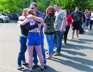 6月10日,俄勒岡州一所中學(xué)內(nèi)發(fā)生槍擊后,家長(zhǎng)與學(xué)生擁抱。