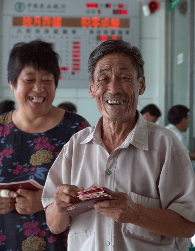 2007年8月28日,山東省沂南縣白瓷廠69歲的退休職工嚴玉階(右)在銀行領取養老金。2007年8月,山東省對企業退休人員增加的養老金開始發放。2007年,山東省對2006年12月31日前企業退休、退職人員基本養老金進行上調。 醫療、養老、住房、教育,百姓生活總繞不開的這些事,由于體制機制的有待完善,有時讓人頗感頭疼。2007年,在“以人為本”的政策指引下,隨著經濟快速發展和政府財力不斷增強,國家頻頻出臺一系列改善民生的新舉措,使經濟發展的成果普惠大眾。 新華社發