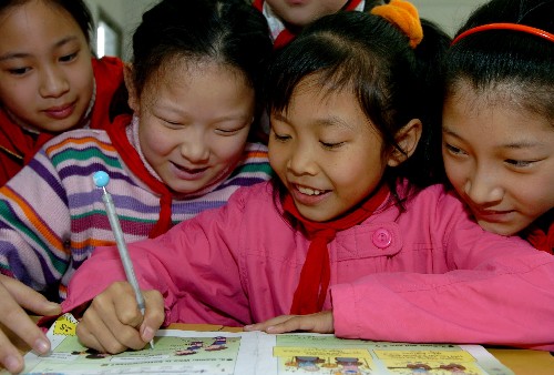 2007年4月10日,享受“兩免一補”的福州鼓樓實驗小學四年級學生高夢婷(前左一)和陳欣妮(前左二)在課間做習題。 醫療、養老、住房、教育,百姓生活總繞不開的這些事,由于體制機制的有待完善,有時讓人頗感頭疼。2007年,在“以人為本”的政策指引下,隨著經濟快速發展和政府財力不斷增強,國家頻頻出臺一系列改善民生的新舉措,使經濟發展的成果普惠大眾。 新華社發