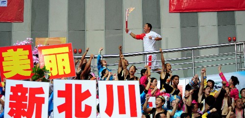 8月4日,火炬手茍義國手持火炬在展示傳遞中。當日,北京奧運圣火在四川省綿陽市九洲體育館展示傳遞。 新華社記者劉力航攝