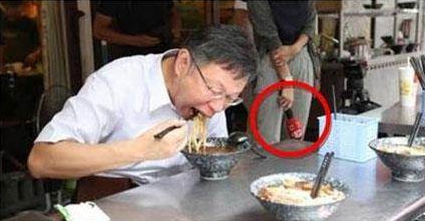柯文哲吃路邊攤“偶遇”記者,其實(shí)早有記者在旁守候 柯文哲吃路邊攤“偶遇”記者,其實(shí)早有記者在旁守候