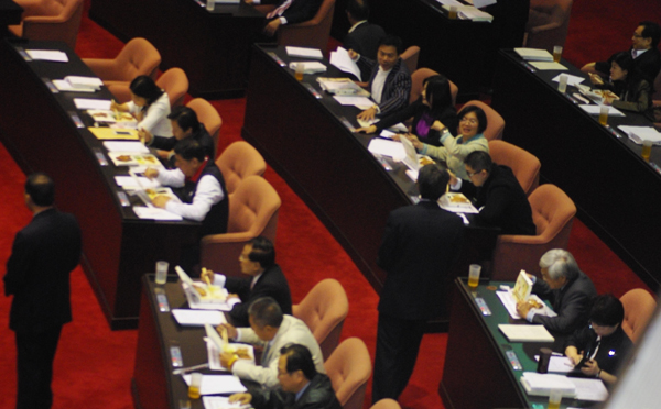 �ڱ�Qͬ�r���h���ˆTҲ�ṩ����ί������һ�㮔�����h���ڽ�����Ա㮔���^���У��ݲݽY����