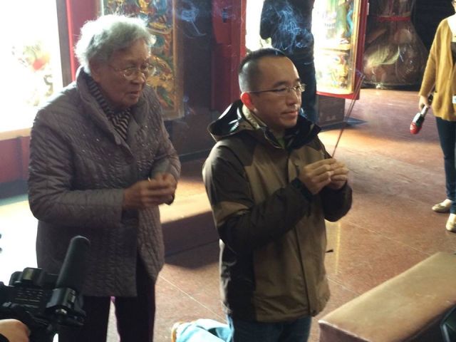 傳出陳水扁可望保外就醫(yī),陳致中連日在臉書貼照發(fā)文,包括一張他跟扁媽一起上香的照片。(臺(tái)媒圖) 傳出陳水扁可望保外就醫(yī),陳致中連日在臉書貼照發(fā)文,包括一張他跟扁媽一起上香的照片。(臺(tái)媒圖)