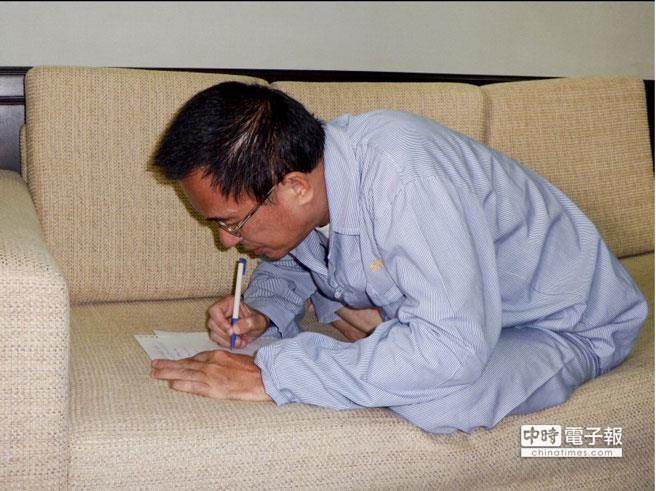 陳水扁在獄中趴著寫字 陳水扁在獄中趴著寫字
