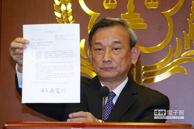 “法務部次長”陳明堂在記者會上表示,經過醫療鑒定小組的討論后,準陳水扁法外就醫一個月 “法務部次長”陳明堂在記者會上表示,經過醫療鑒定小組的討論后,準陳水扁法外就醫一個月