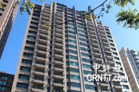 組圖:陳水扁豪宅前黃絲帶飛揚 監(jiān)獄外眾親友一早等候 組圖:陳水扁豪宅前黃絲帶飛揚 監(jiān)獄外眾親友一早等候