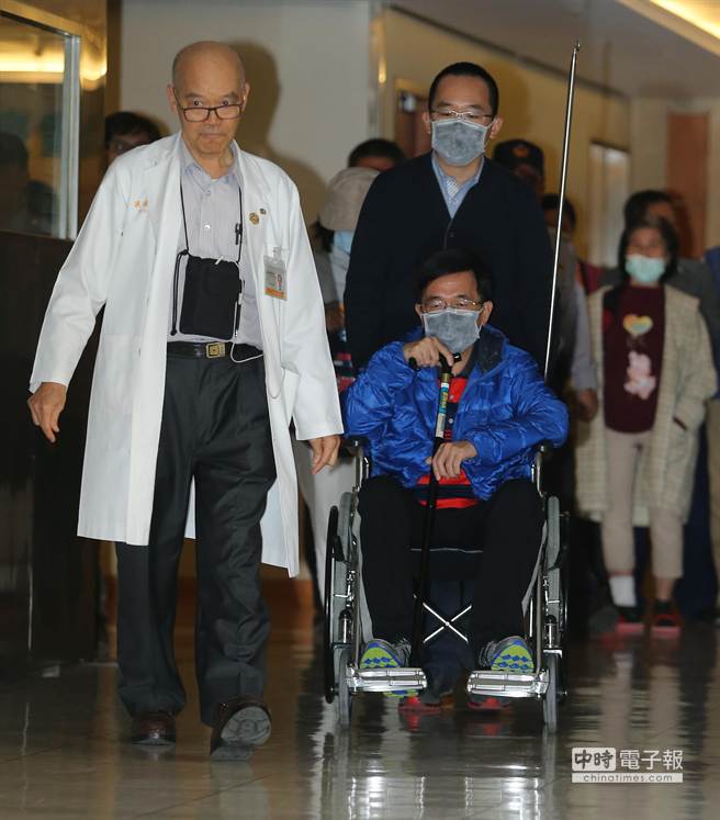 陳水扁今(8)天在兒子陳致中的陪同下前往高雄長庚醫院進行包含神經內科、泌尿外科、精神科、復健科等詳細檢查。(臺媒圖) 陳水扁今(8)天在兒子陳致中的陪同下前往高雄長庚醫院進行包含神經內科、泌尿外科、精神科、復健科等詳細檢查。(臺媒圖)