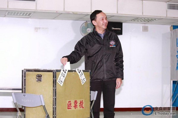 國民黨主席改選,篤定當選的朱立倫投票 國民黨主席改選,篤定當選的朱立倫投票