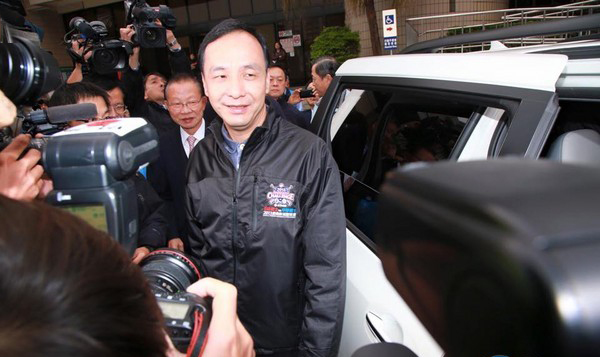 國民黨主席改選,篤定當選的朱立倫現身投票 國民黨主席改選,篤定當選的朱立倫現身投票