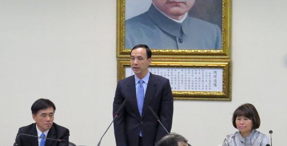 朱立倫首次主持國民黨中常會(huì)。圖左為副主席郝龍斌、右為副主席黃敏惠。 朱立倫首次主持國民黨中常會(huì)。圖左為副主席郝龍斌、右為副主席黃敏惠。