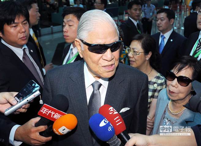 李登輝赴日訪問極盡諂媚 臺(tái)灣網(wǎng)友痛斥“日本狗” 李登輝赴日訪問極盡諂媚 臺(tái)灣網(wǎng)友痛斥“日本狗”