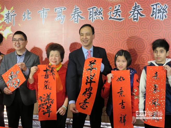 朱立倫揮毫寫春聯 被贊比柯文哲寫得好 朱立倫揮毫寫春聯 被贊比柯文哲寫得好