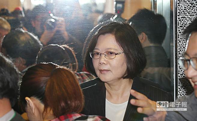 陳水扁前之子陳致中13日正式宣布退選“立委”,民進(jìn)黨主席蔡英文14日上午表示,民進(jìn)黨內(nèi)有初選機(jī)制,一切都按照機(jī)制進(jìn)行,黨會尊重當(dāng)事人意愿與所做的決定,任何有助于黨內(nèi)初選的和諧,她都覺得是好事。 陳水扁前之子陳致中13日正式宣布退選“立委”,民進(jìn)黨主席蔡英文14日上午表示,民進(jìn)黨內(nèi)有初選機(jī)制,一切都按照機(jī)制進(jìn)行,黨會尊重當(dāng)事人意愿與所做的決定,任何有助于黨內(nèi)初選的和諧,她都覺得是好事。