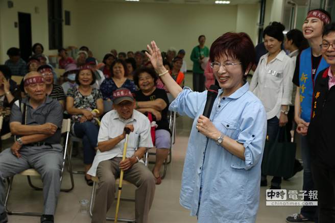 洪秀柱14日赴新竹市拜訪榮民,火力全開痛罵蔡英文沒吃過苦 洪秀柱14日赴新竹市拜訪榮民,火力全開痛罵蔡英文沒吃過苦