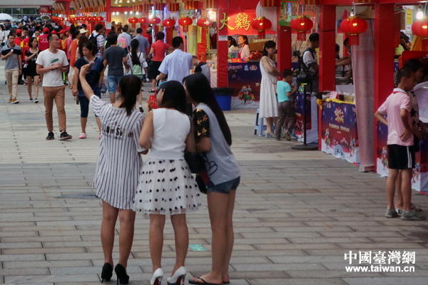 在傍晚一場大雨之后,兩岸特色廟會涌現大量食客。(中國臺灣網 何建峰 攝) 在傍晚一場大雨之后,兩岸特色廟會涌現大量食客。(中國臺灣網 何建峰 攝)