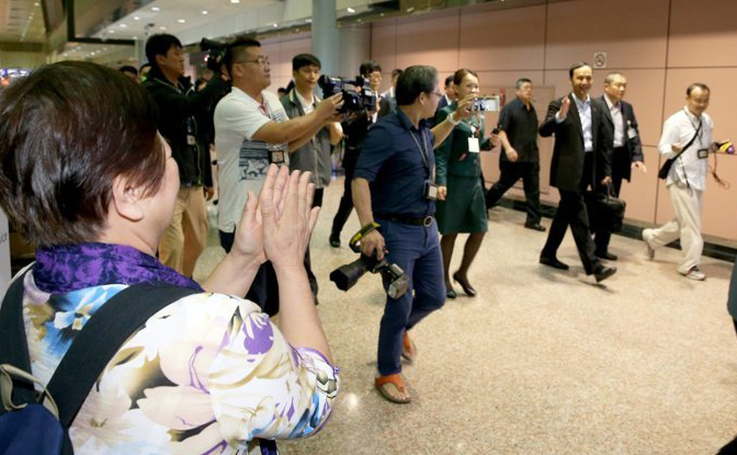 朱立倫結束訪美行程返臺,受旅客鼓掌歡迎 朱立倫結束訪美行程返臺,受旅客鼓掌歡迎