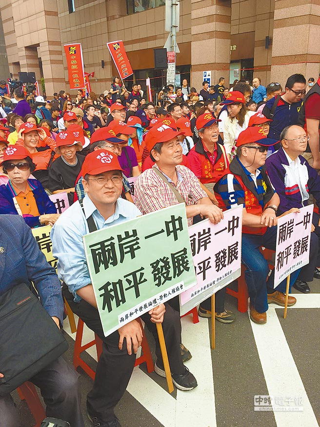 張安樂率眾赴民進黨抗議 要蔡英文承認“九二共識” 張安樂率眾赴民進黨抗議 要蔡英文承認“九二共識”