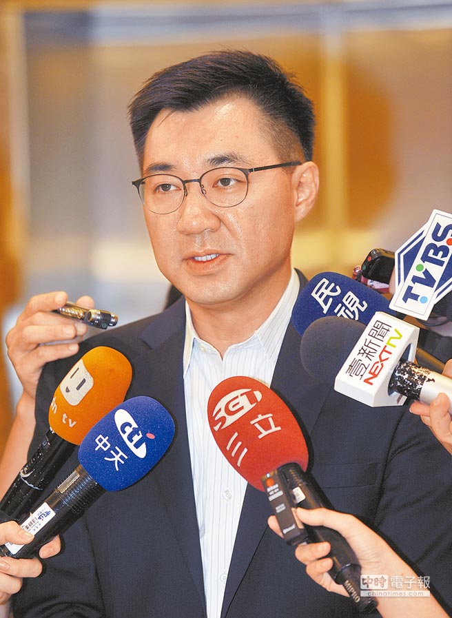 立委江啟臣號召6位藍綠委員登太平島考察。 立委江啟臣號召6位藍綠委員登太平島考察。