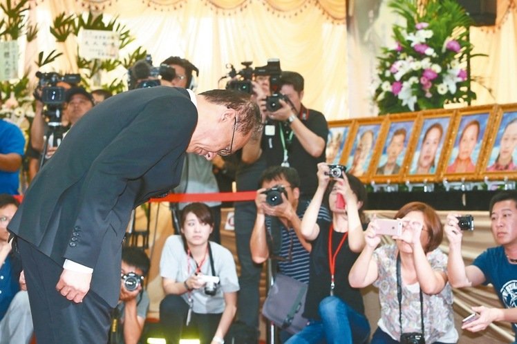 林全悼祭罹難游客 批示深刻反省全面排查系統(tǒng)性問題 林全悼祭罹難游客 批示深刻反省全面排查系統(tǒng)性問題