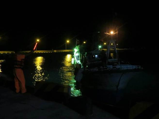 “海巡署”稱基于人道考量,即派遣駐島船艇引導3艘漁船泊靠碼頭,并提供漁船所需淡水 “海巡署”稱基于人道考量,即派遣駐島船艇引導3艘漁船泊靠碼頭,并提供漁船所需淡水